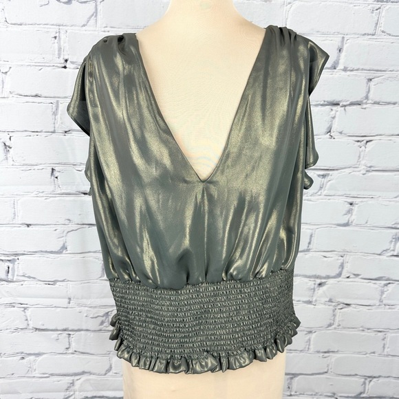 By Anthropologie Sleeveless Metallic Ruffle Smocked Hem V Neck Top Green Large - Picture 1 of 10